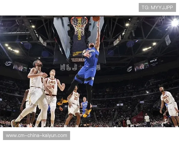 武切维奇连续篮板保护，补篮完成二次进攻：领袖风范尽显！