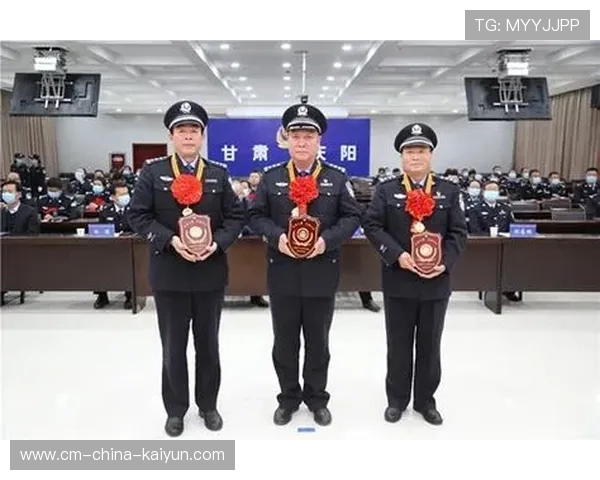球员赛季末获颁俱乐部忠诚奖表彰其多年奉献与付出 球员赛季末获颁俱乐部忠诚奖表彰其多年奉献与付出